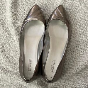 Never worn Metallic flat shoe Kenneth Cole reaction